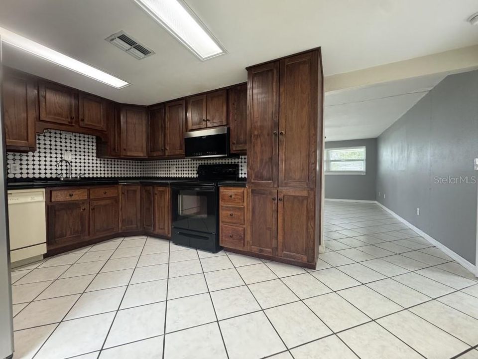 待售: $239,999 (4 贝兹, 2 浴室, 1333 平方英尺)