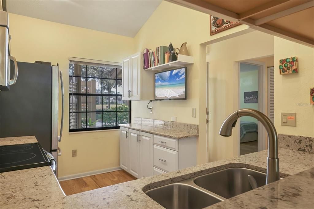 На продажу: $295,000 (2 спален, 2 ванн, 1141 Квадратных фут)