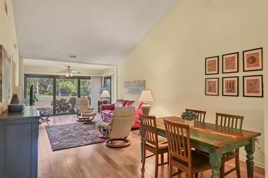 На продажу: $295,000 (2 спален, 2 ванн, 1141 Квадратных фут)