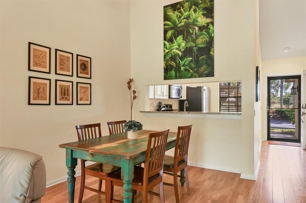 На продажу: $295,000 (2 спален, 2 ванн, 1141 Квадратных фут)