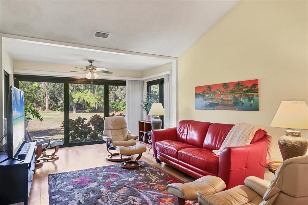 На продажу: $295,000 (2 спален, 2 ванн, 1141 Квадратных фут)