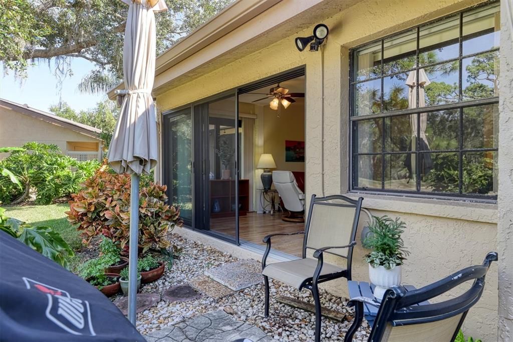 На продажу: $295,000 (2 спален, 2 ванн, 1141 Квадратных фут)