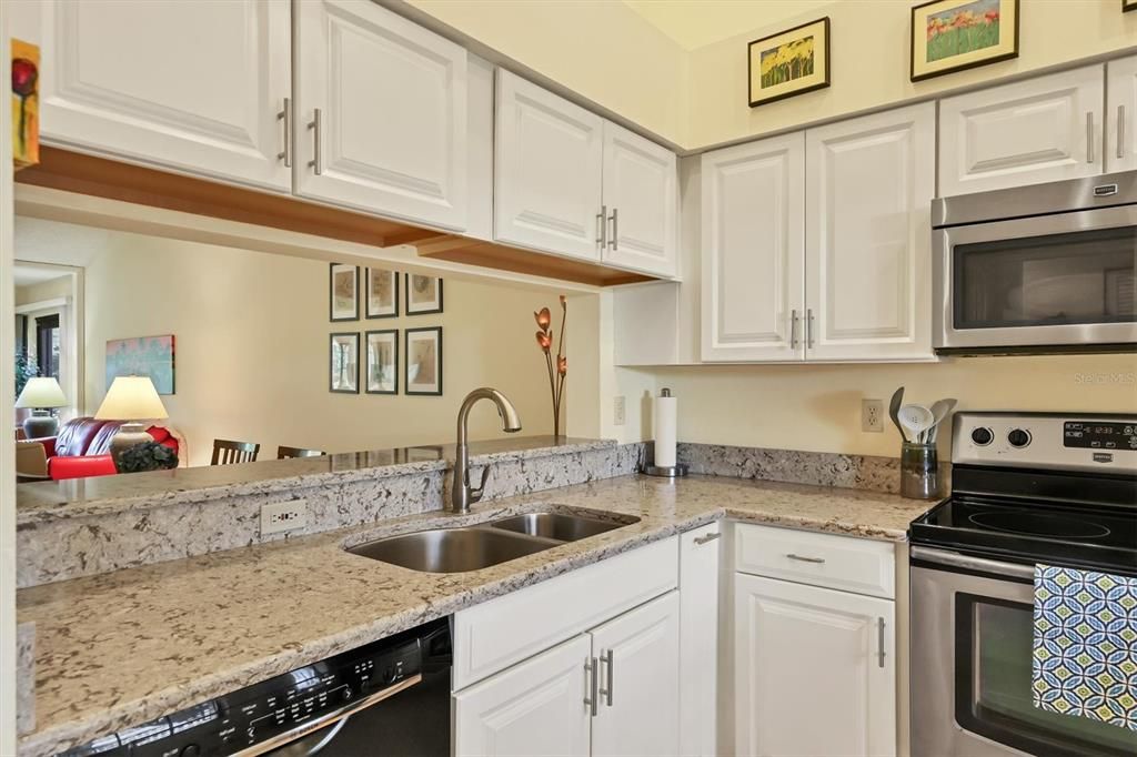 На продажу: $295,000 (2 спален, 2 ванн, 1141 Квадратных фут)