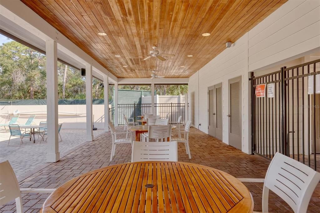 На продажу: $295,000 (2 спален, 2 ванн, 1141 Квадратных фут)