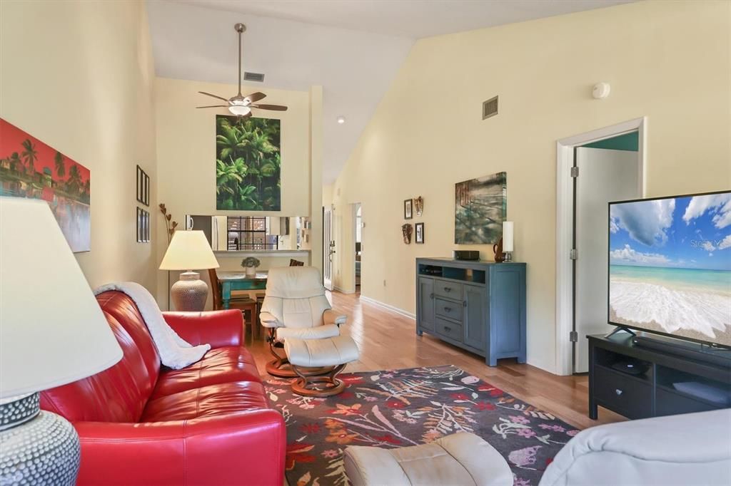 На продажу: $295,000 (2 спален, 2 ванн, 1141 Квадратных фут)