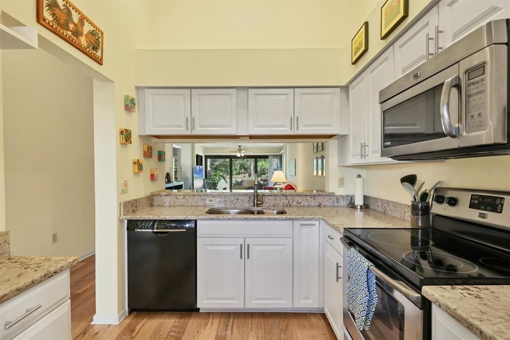 На продажу: $295,000 (2 спален, 2 ванн, 1141 Квадратных фут)