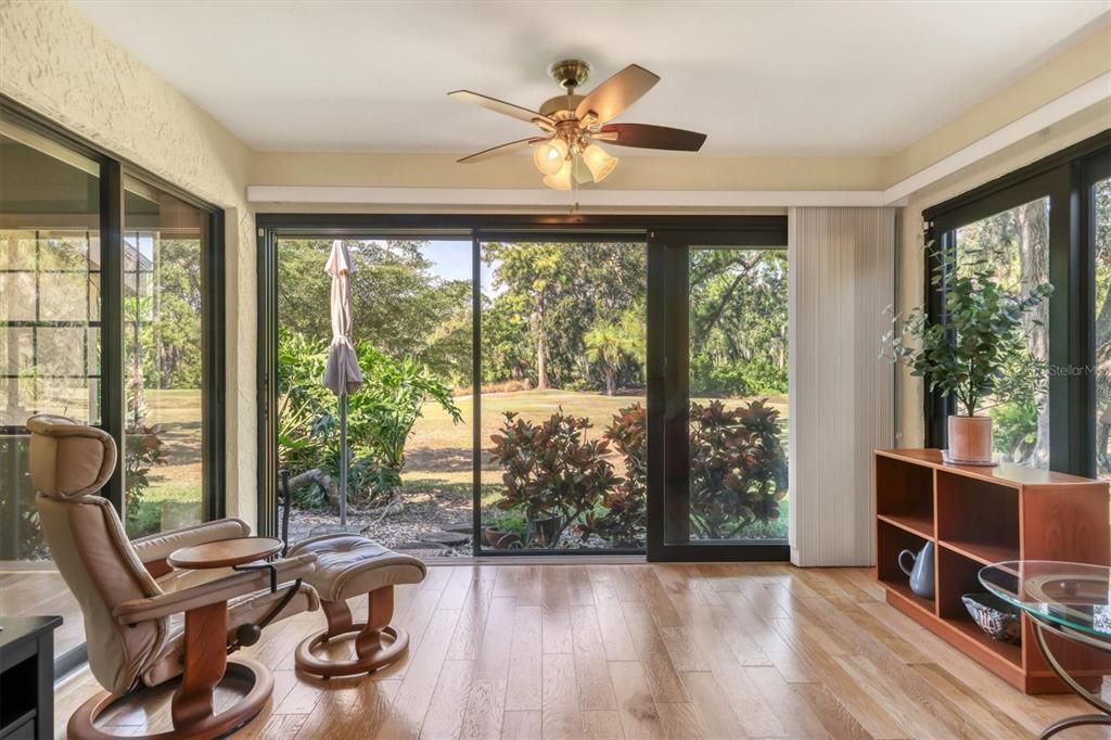 На продажу: $295,000 (2 спален, 2 ванн, 1141 Квадратных фут)