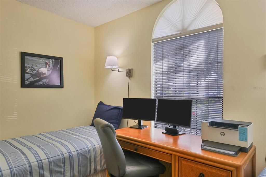 На продажу: $295,000 (2 спален, 2 ванн, 1141 Квадратных фут)