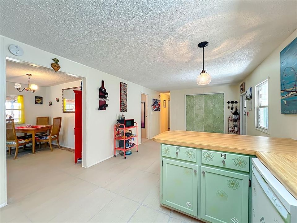 For Sale: $175,000 (2 beds, 2 baths, 1368 Square Feet)