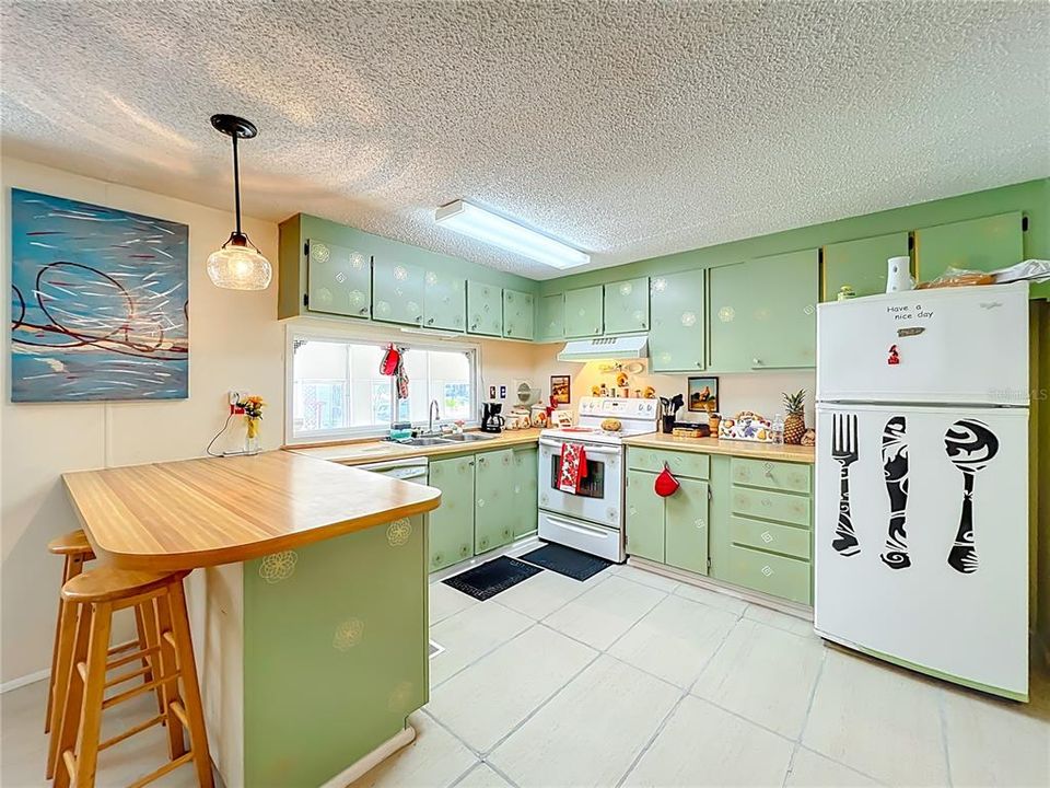 For Sale: $175,000 (2 beds, 2 baths, 1368 Square Feet)