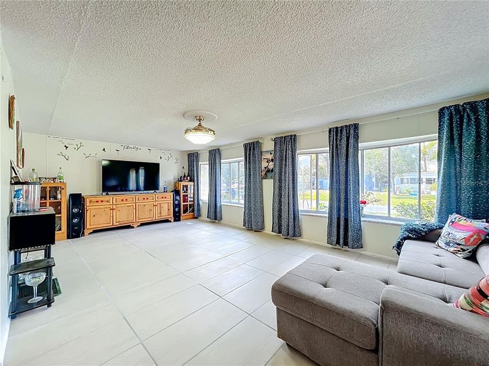 For Sale: $175,000 (2 beds, 2 baths, 1368 Square Feet)