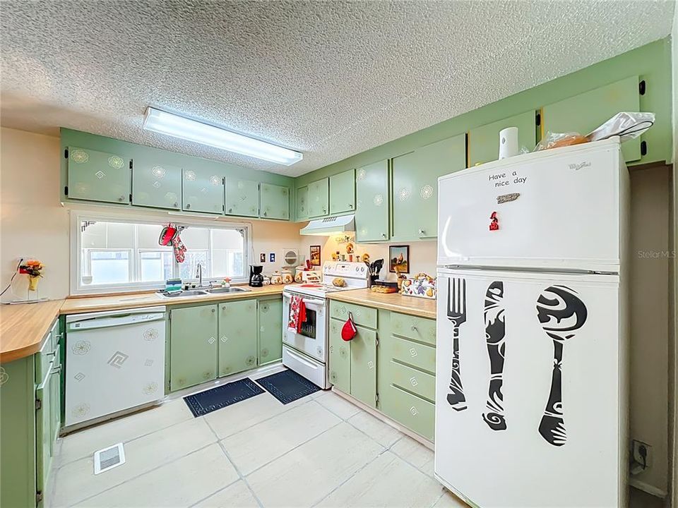 For Sale: $175,000 (2 beds, 2 baths, 1368 Square Feet)