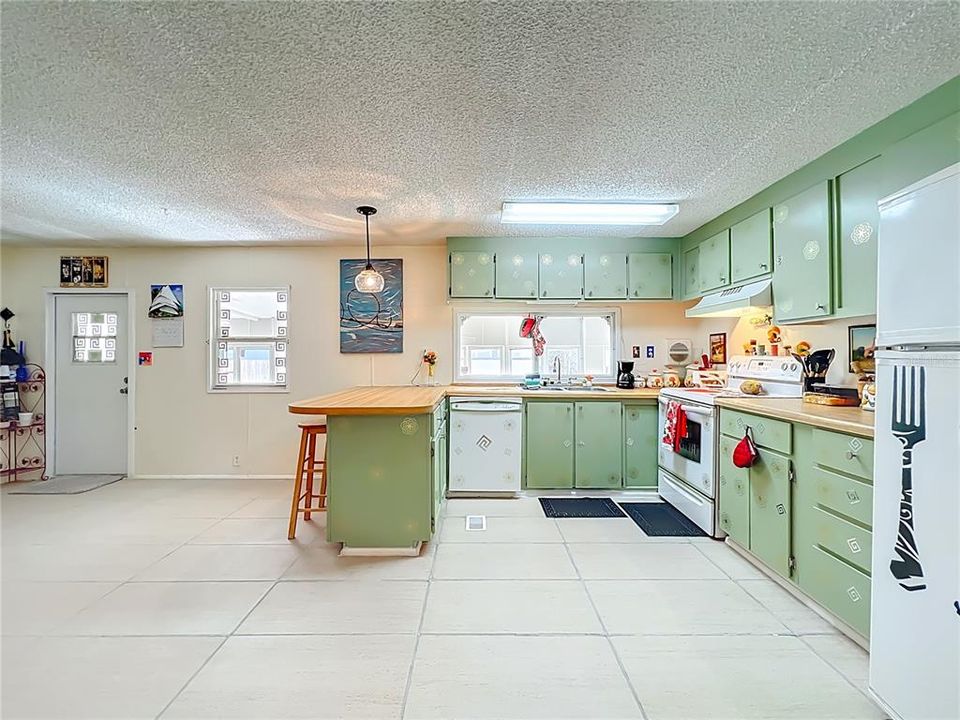 For Sale: $175,000 (2 beds, 2 baths, 1368 Square Feet)