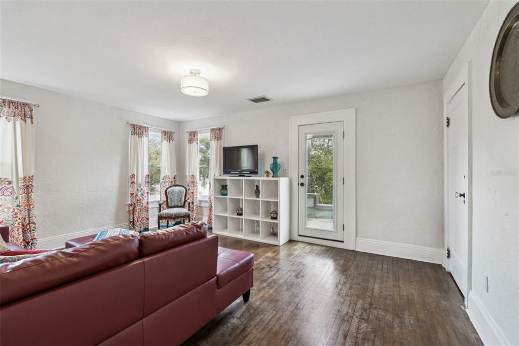 En Venta: $949,300 (5 camas, 3 baños, 3126 Pies cuadrados)