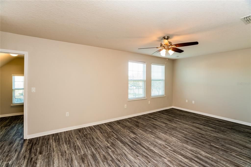 For Sale: $335,000 (4 beds, 2 baths, 1962 Square Feet)