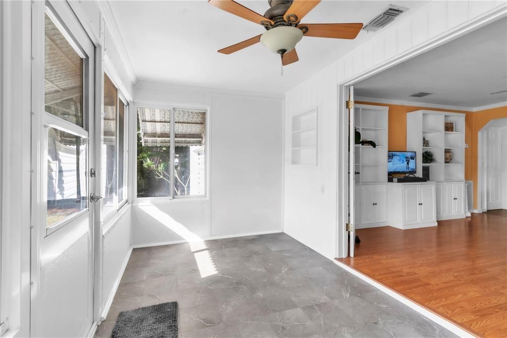 На продажу: $320,000 (2 спален, 1 ванн, 923 Квадратных фут)