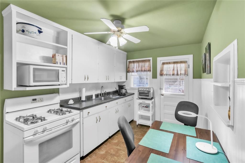 На продажу: $320,000 (2 спален, 1 ванн, 923 Квадратных фут)