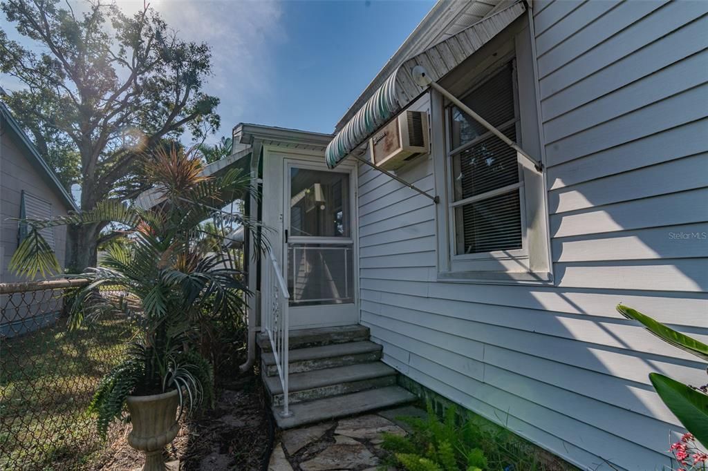 На продажу: $320,000 (2 спален, 1 ванн, 923 Квадратных фут)