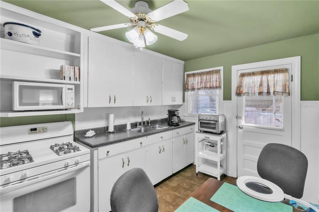 На продажу: $320,000 (2 спален, 1 ванн, 923 Квадратных фут)