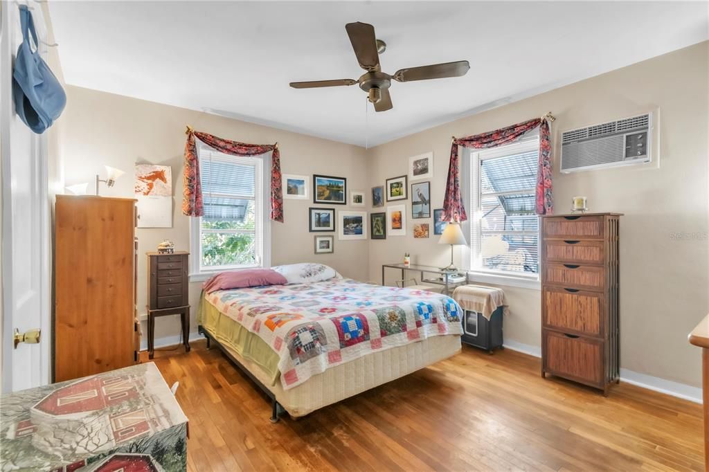 На продажу: $320,000 (2 спален, 1 ванн, 923 Квадратных фут)