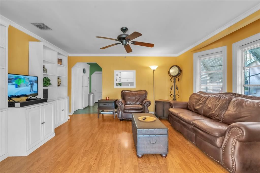 На продажу: $320,000 (2 спален, 1 ванн, 923 Квадратных фут)