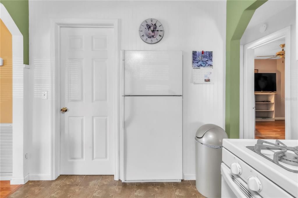 На продажу: $320,000 (2 спален, 1 ванн, 923 Квадратных фут)