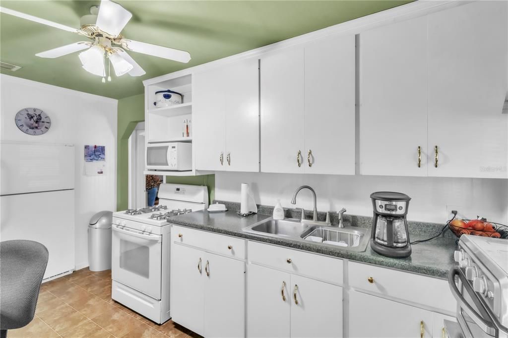 На продажу: $320,000 (2 спален, 1 ванн, 923 Квадратных фут)