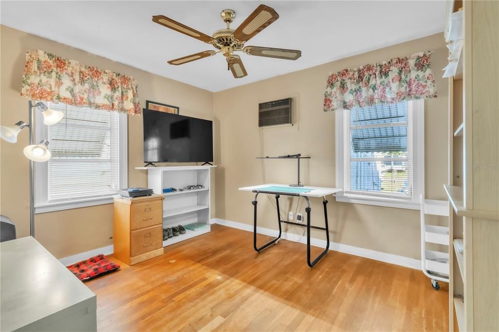 На продажу: $320,000 (2 спален, 1 ванн, 923 Квадратных фут)