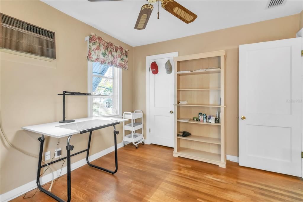 На продажу: $320,000 (2 спален, 1 ванн, 923 Квадратных фут)