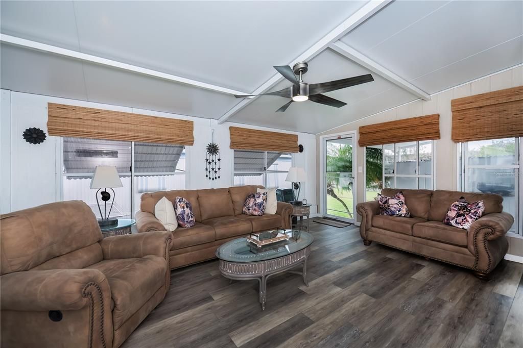 На продажу: $125,000 (2 спален, 2 ванн, 896 Квадратных фут)