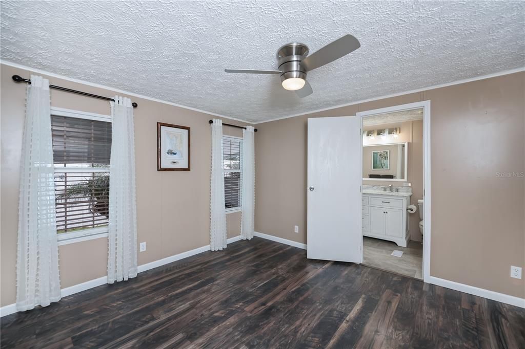 На продажу: $125,000 (2 спален, 2 ванн, 896 Квадратных фут)