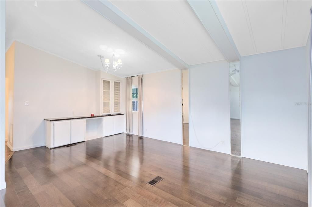 For Sale: $190,000 (2 beds, 2 baths, 1104 Square Feet)