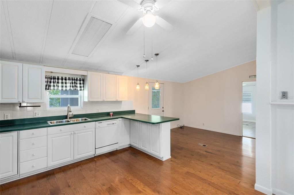 For Sale: $190,000 (2 beds, 2 baths, 1104 Square Feet)