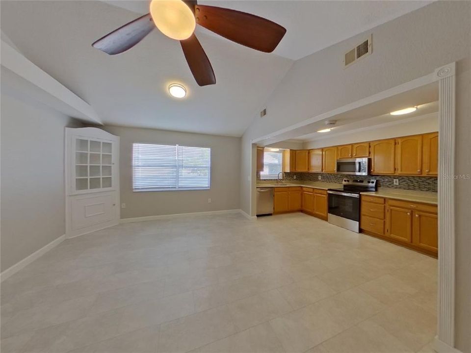 出租: $3,329 (4 贝兹, 2 浴室, 1784 平方英尺)