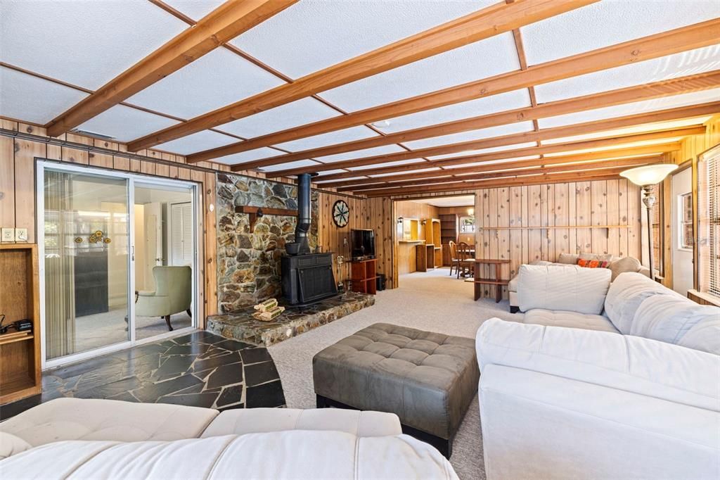 For Sale: $435,000 (4 beds, 2 baths, 1952 Square Feet)