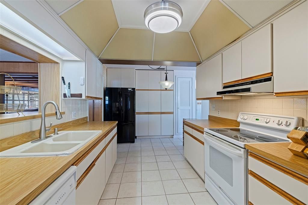 For Sale: $435,000 (4 beds, 2 baths, 1952 Square Feet)