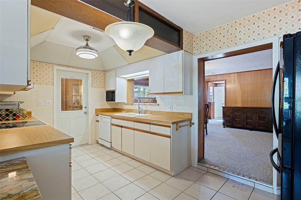 For Sale: $435,000 (4 beds, 2 baths, 1952 Square Feet)