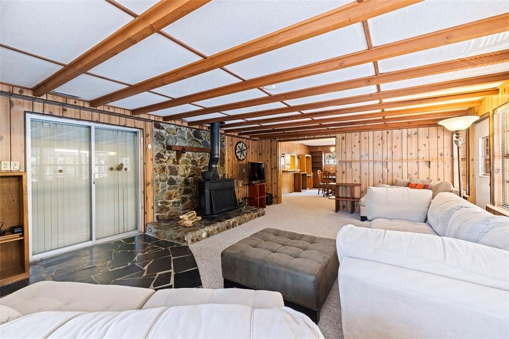 For Sale: $435,000 (4 beds, 2 baths, 1952 Square Feet)