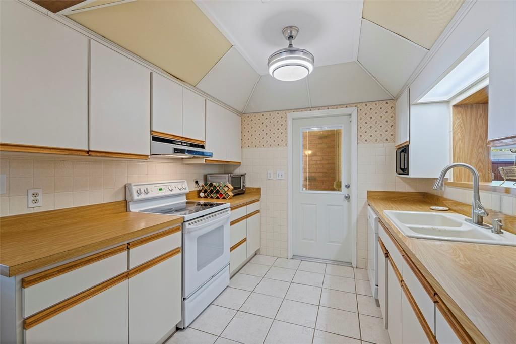 For Sale: $435,000 (4 beds, 2 baths, 1952 Square Feet)