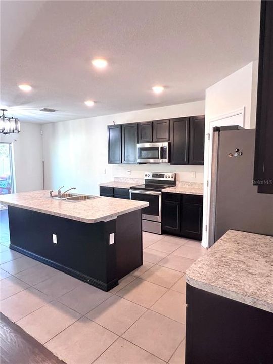 待售: $315,900 (5 贝兹, 3 浴室, 2674 平方英尺)