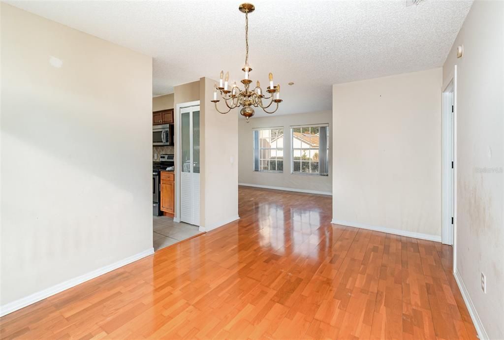 For Sale: $350,000 (3 beds, 2 baths, 1549 Square Feet)