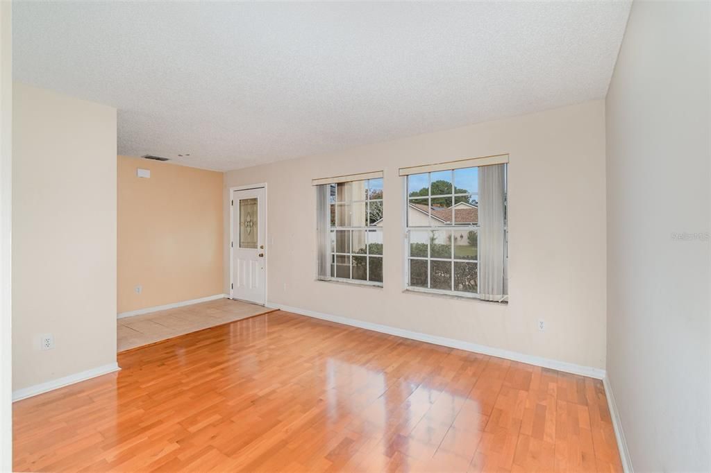 For Sale: $350,000 (3 beds, 2 baths, 1549 Square Feet)