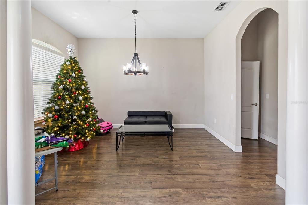 En Venta: $479,900 (4 camas, 3 baños, 2697 Pies cuadrados)