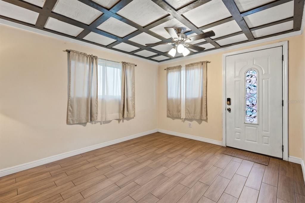 出租: $2,000 (3 贝兹, 1 浴室, 1012 平方英尺)