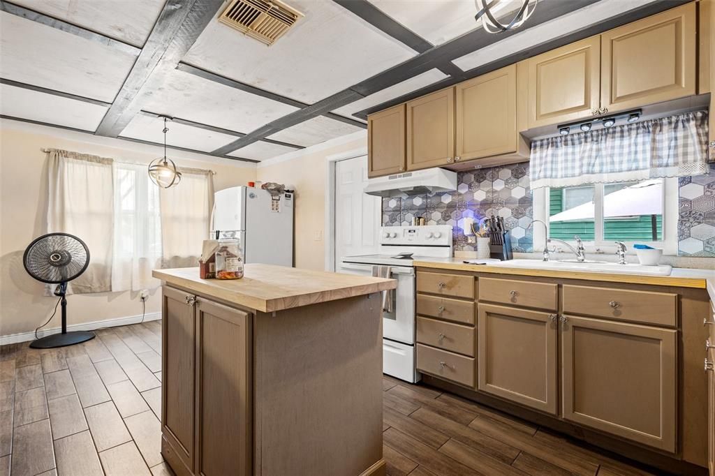 出租: $2,000 (3 贝兹, 1 浴室, 1012 平方英尺)