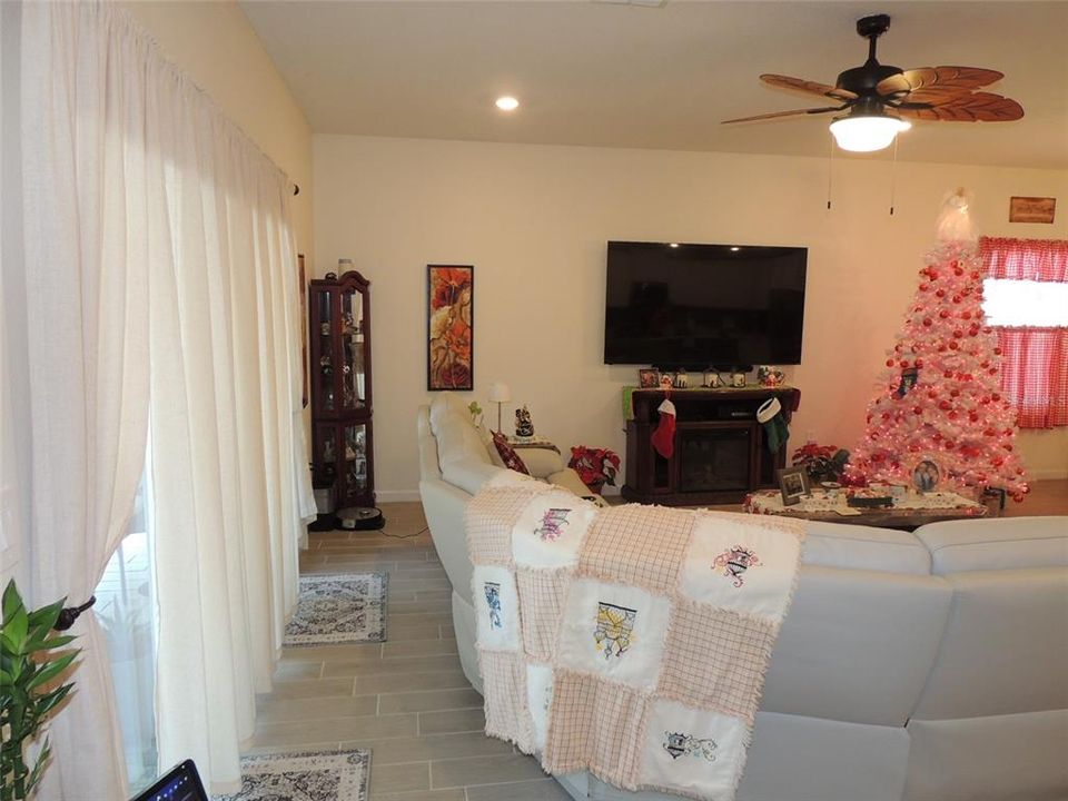 For Sale: $355,000 (4 beds, 3 baths, 2027 Square Feet)