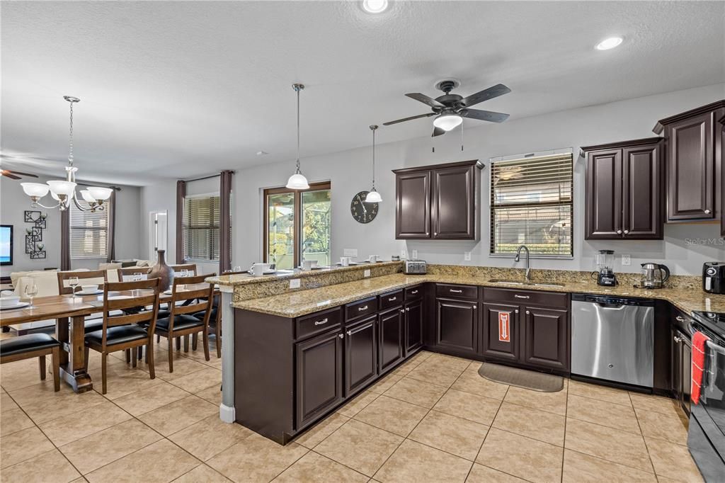 На продажу: $669,000 (6 спален, 6 ванн, 3465 Квадратных фут)