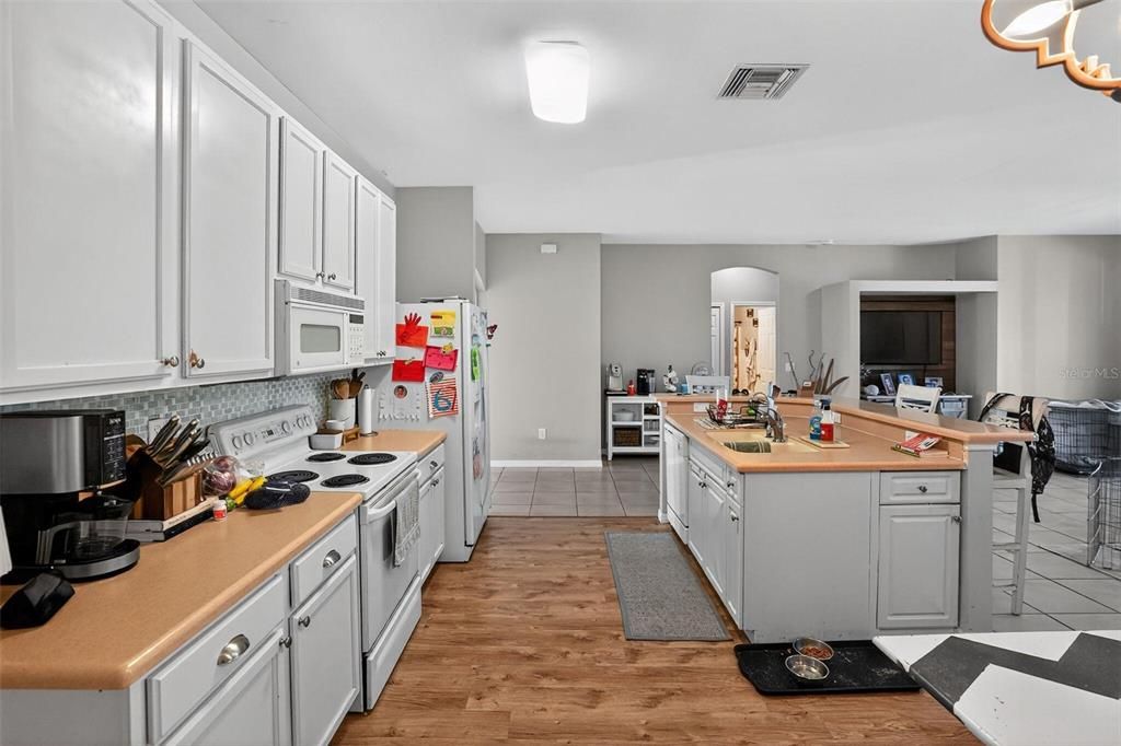 For Sale: $399,900 (3 beds, 2 baths, 2040 Square Feet)