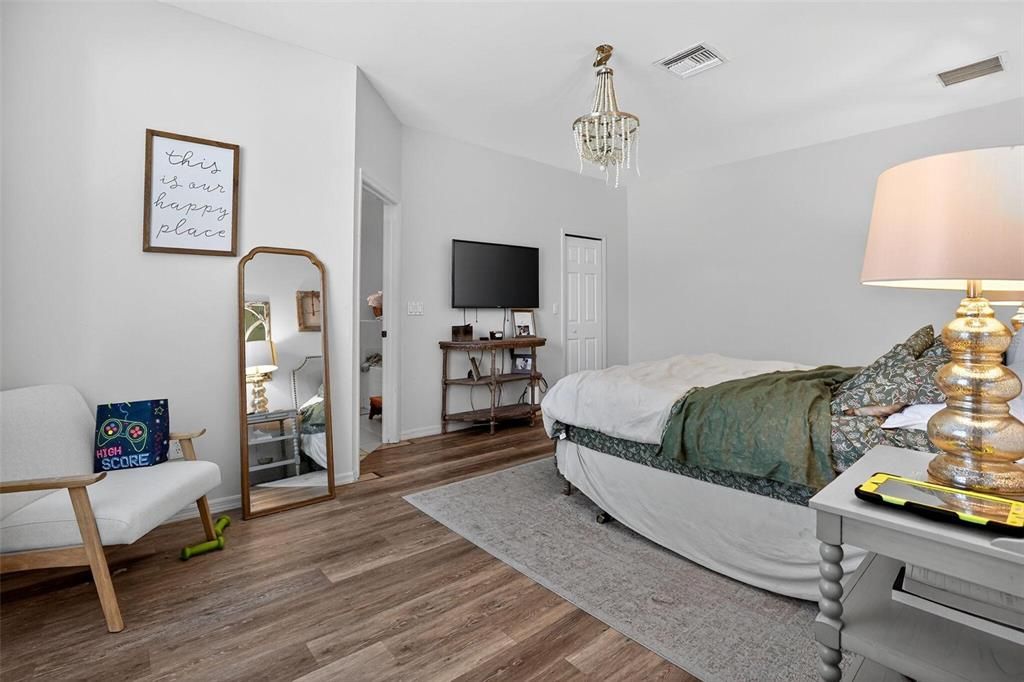 For Sale: $399,900 (3 beds, 2 baths, 2040 Square Feet)