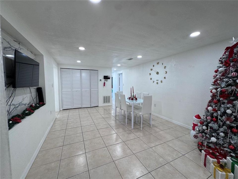 待售: $420,000 (5 贝兹, 3 浴室, 1666 平方英尺)